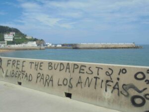 Foto einer Hafenmauer mit Spruch "Free the Budapest 2" Libertad para los Antifa gesprüht